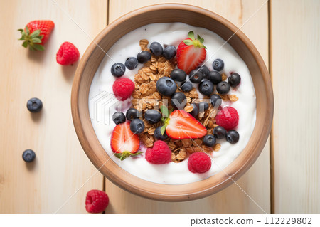 Fresh Berry Yogurt Bowl 112229802
