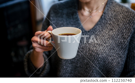 一個女人喝咖啡 一個女人喝咖啡 112230740