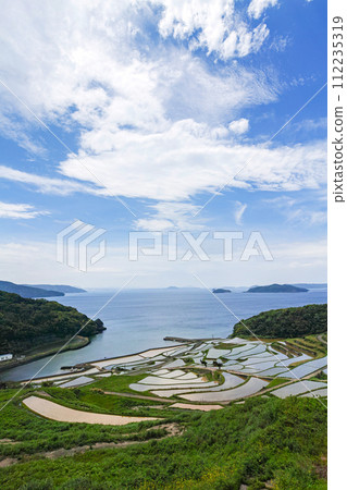 長崎縣 / 九州最壯觀的梯田之一 可以看到日本原始風景的注水季節 鮮綠的土屋梯田(Doyatanada) 長崎縣 / 九州最壯觀的梯田之一 可以看到日本原始風景的注水季節 鮮綠的土屋梯田(Doyatanada) 112235319