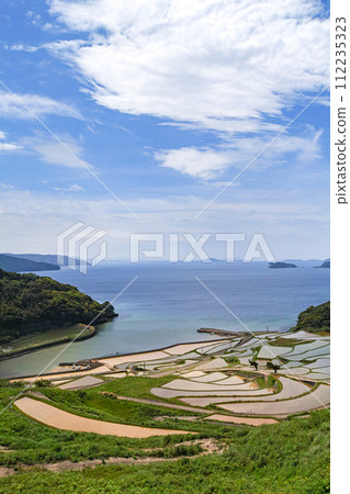 Nagasaki Prefecture / One of the most spectacular rice terraces in Kyushu The season of water filling where you can see the original scenery of Japan Fresh green Tsuchiya rice terraces (Doyatanada) 112235323