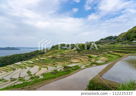 Nagasaki Prefecture / One of the most spectacular rice terraces in Kyushu The season of water filling where you can see the original scenery of Japan Fresh green Tsuchiya rice terraces (Doyatanada) 112235337