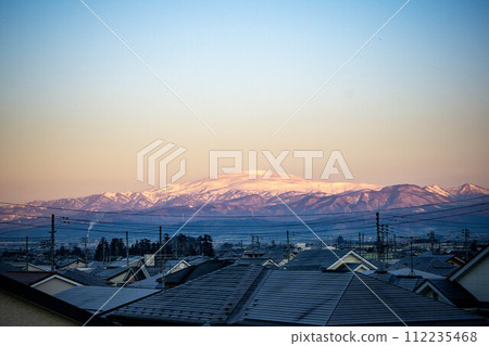 朝霞中白雪皚皚的月山 112235468