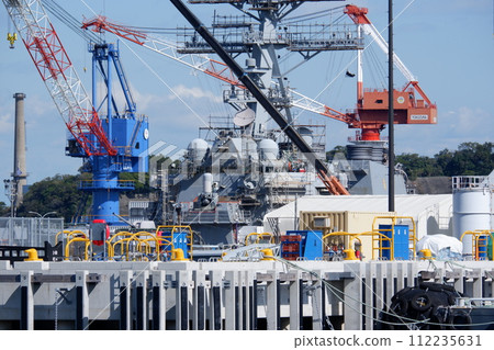 阿利伯克級飛彈驅逐艦在橫須賀海軍基地進行維護 阿利伯克級飛彈驅逐艦在橫須賀海軍基地進行維護 112235631