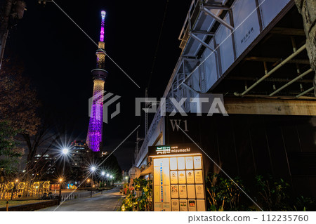 東京墨田區的市區景觀 東京水町夜景 112235760