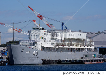 橫須賀海軍基地碼頭正在進行維修的住宿船APL40 112236610