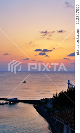 Sunset scenery from the underwater observation tower in Okinawa Prefecture 112237096
