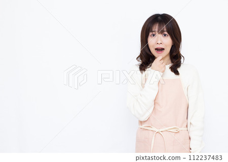 驚訝的家庭主婦 112237483