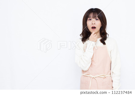 Surprised housewife 112237484