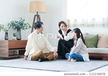 A family to relax in the living room 112238676
