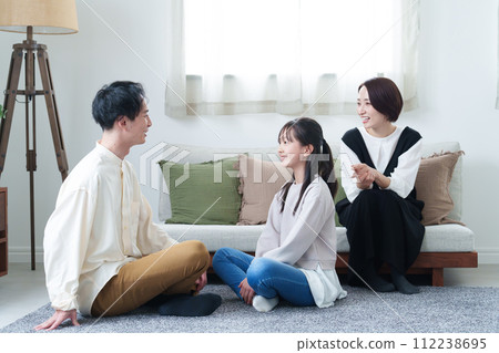 A family to relax in the living room 112238695