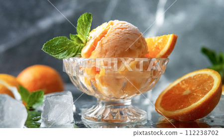 在工作室拍攝的玻璃碗中的橙味冰淇淋 在工作室拍攝的玻璃碗中的橙味冰淇淋 112238702
