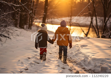 一個人在雪中行走的後視圖 1 AI 生成的圖像 一個人在雪中行走的後視圖 1 AI 生成的圖像 112240220