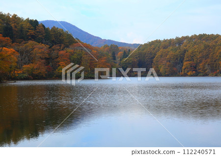 Autumn scenery reflected on the lake surface 112240571