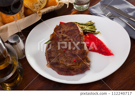 Beef steak with braised vegetables 112240717