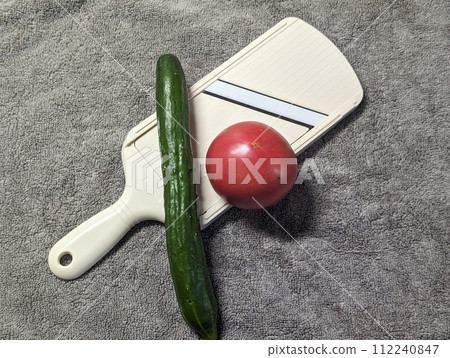 cucumber tomato 112240847