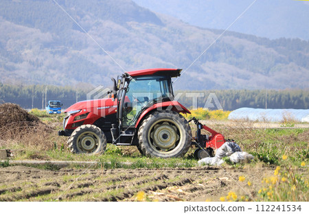 在領域的紅色拖拉機 112241534