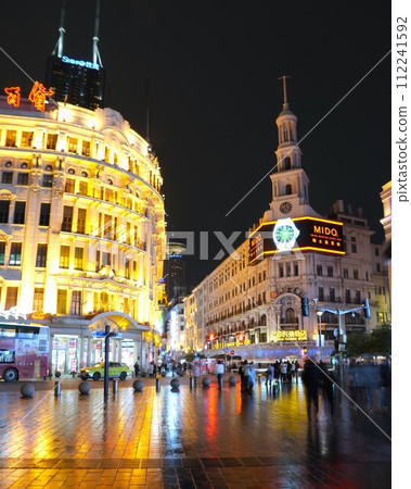 上海燈火通明的街角，夜景，垂直構圖 112241592