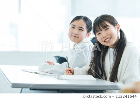girl studying with a smile 112241644