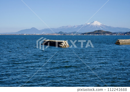 Nakaumi and Mt. Oyama in winter 112241688