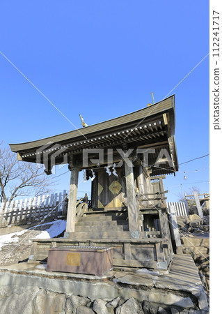 筑波山神社女體山本宮在晴朗的冬天位於筑波山女體山頂。 筑波山神社女體山本宮在晴朗的冬天位於筑波山女體山頂。 112241717