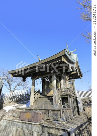 筑波山神社女體山本宮在晴朗的冬天位於筑波山女體山頂。 筑波山神社女體山本宮在晴朗的冬天位於筑波山女體山頂。 112241718