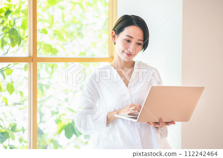 A woman using a computer 112242464