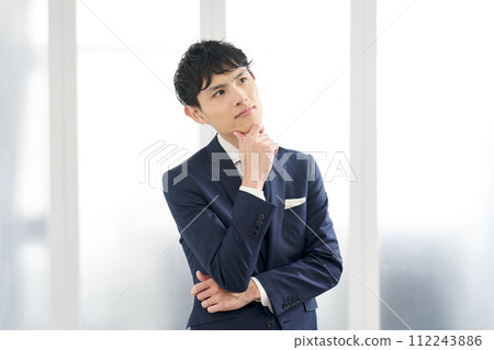 一位擔心穿著訂製西裝的商人 112243886