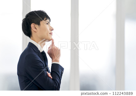 一位擔心穿著訂製西裝的商人 一位擔心穿著訂製西裝的商人 112243889