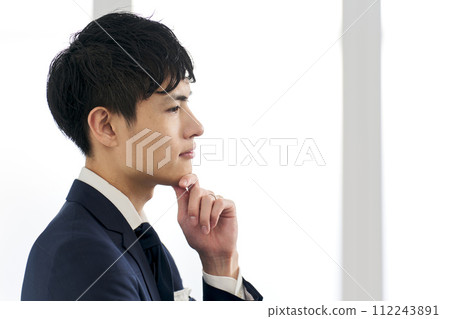 一位擔心穿著訂製西裝的商人 一位擔心穿著訂製西裝的商人 112243891