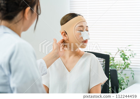 在整容診所接受整形手術並在手術後接受醫生檢查的女性（停工、小臉手術、方形剃須、截骨術） 112244459