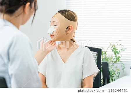 在整容診所接受整形手術並在手術後接受醫生檢查的女性（停工、小臉手術、方形剃須、截骨術） 112244461