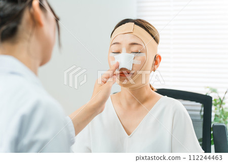 接受整容手術並在手術後接受檢查（鼻整形術、鼻整形術、假體）的女性 112244463