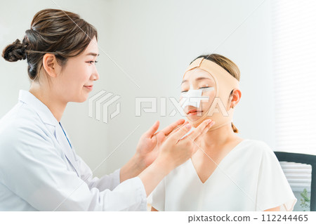 一名婦女在整容診所接受整形手術，手術後接受醫生檢查 112244465