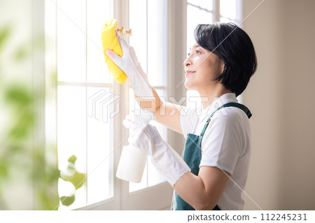 家政服務女人清潔窗戶 家政服務女人清潔窗戶 112245231