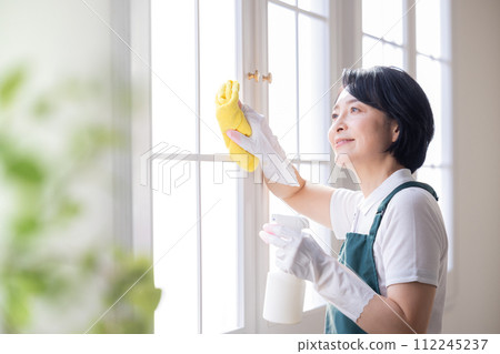家政服務女人清潔窗戶 112245237