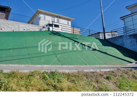 Weed control sheet for residential slopes 112245372