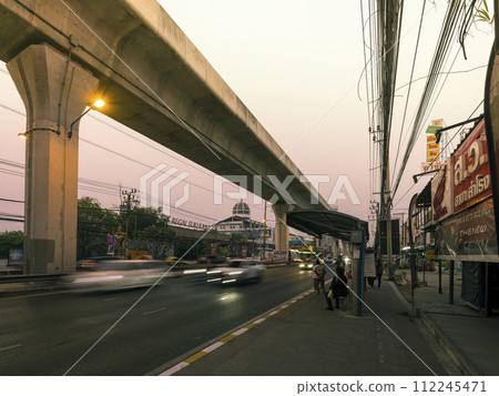 泰國曼谷郊區黃昏的主幹道/泰國素坤逸路 112245471