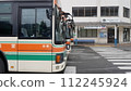 巴士在巴士總站等候發車 112245924