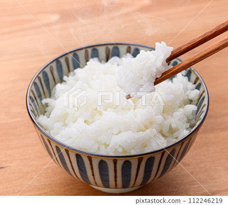 Freshly cooked rice with steam 112246219