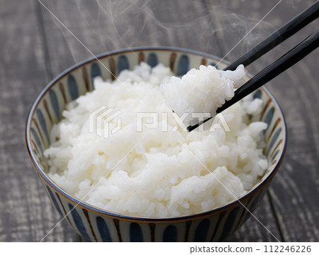 Freshly cooked rice with steam 112246226