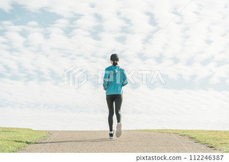 Junior high school, high school, and elementary school girls running in the park, running, club activities, physical fitness, basic training, jogging, endurance running 112246387