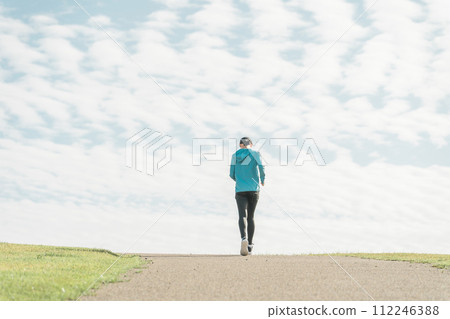 Junior high school, high school, and elementary school girls running in the park, running, club activities, physical fitness, basic training, jogging, endurance running 112246388