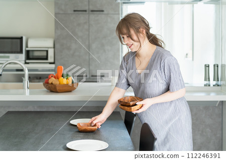亞洲婦女、孕婦和懷孕母親在廚房和餐廳準備和提供飯菜 112246391