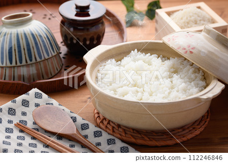 Freshly cooked rice cooked in a clay pot Freshly cooked rice cooked in a clay pot 112246846