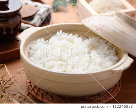 Freshly cooked rice cooked in a clay pot 112246858