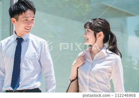 女商人和商人出去走在辦公區 112246908