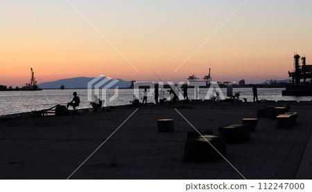 黃昏時分，漁民的剪影映在岩壁上 112247000