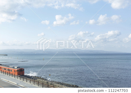 從路邊車站雨晴看到的冰見線列車 112247703