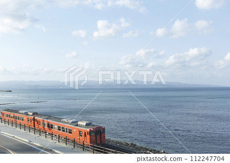 從路邊車站雨晴看到的冰見線列車 112247704