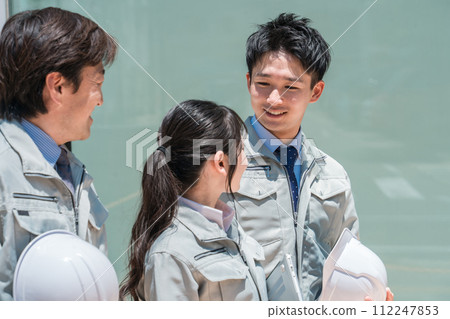 Male and female staff in the manufacturing, building, transportation, and construction industries wearing work clothes. 112247853